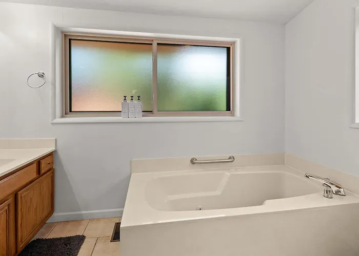 Holiday home Views With Private Hot Tub For The Entire Family *